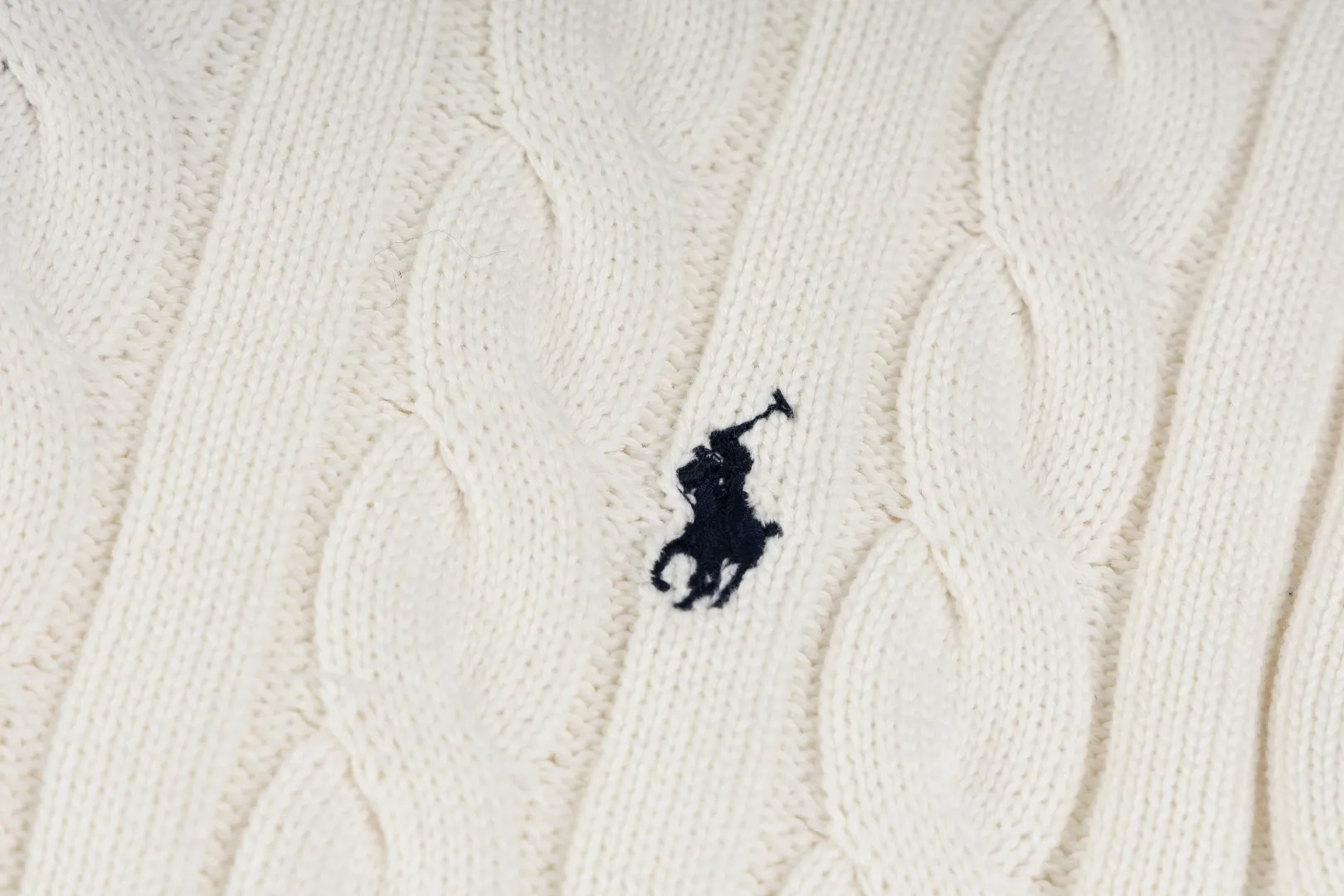 P220 #R91 RALPH LAUREN Ralph Lauren fourteen colors classic small label embroidery round neck pullover cable cardigan sweater men's top, high-density LOGO embroidery on the chest, original customization of tag accessories. Made of pure cotton yarn, pure cotton is skin-friendly and comfortable, small label war horse embroidered twist button round neck sweater 🐎 high quality, follow the blogger to learn how to wear it! Let’s buy a Ralph Lauren cable sweater. It’s a super hard-to-find series after it became popular. It’s hard to find one on the official website. It’s simple and practical to wear, with a lazy and loose feel. The thickened fabric has more texture, feels soft and delicate, and has a loose fit. Whether worn alone or layered, you can wear different styles of fashion with just one piece!   Size：XS S M L Sleeve length: 59/60/61/62/63